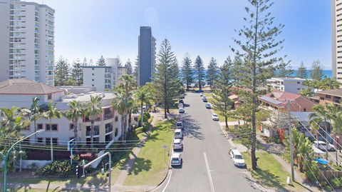 Burleigh On The Beach Holiday Apartments - Perths Hotel 0