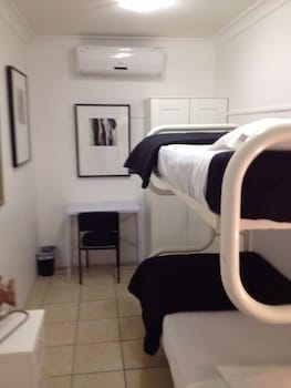 Arrival Accommodation Centre - Perths Hotel 2