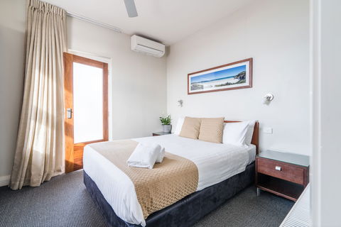 The Huskisson - Perths Hotel 2