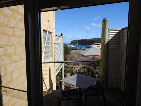 Waves Luxury Suites - Perths Hotel 2