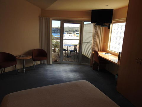 Waves Luxury Suites - Perths Hotel 5
