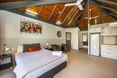 Island Leisure Resort - Perths Hotel 0