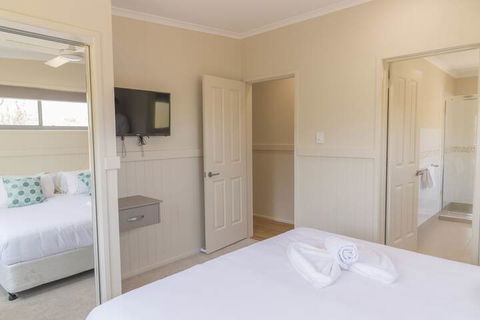 Halifax Holiday Park - Perths Hotel 4