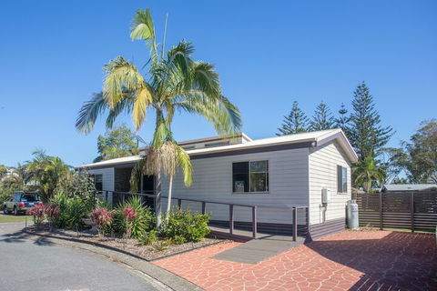 Halifax Holiday Park - Perths Hotel 2