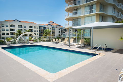 Beachcomber International Resort - Perths Hotel 5