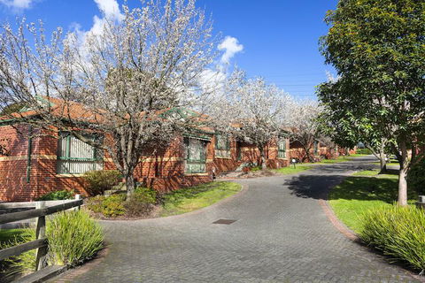 Mount Waverley Townhouses - Perths Hotel 1