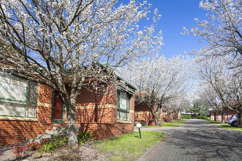 Mount Waverley Townhouses - Perths Hotel 2
