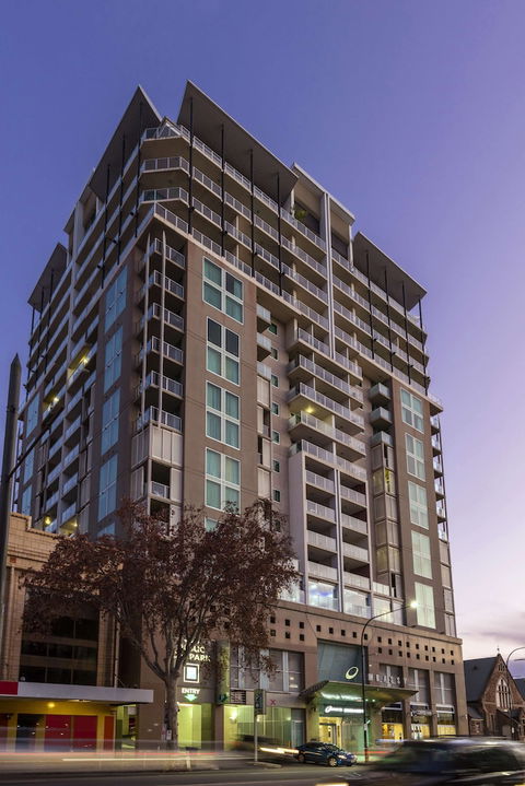 Oaks Adelaide Embassy Suites - Perths Hotel 2