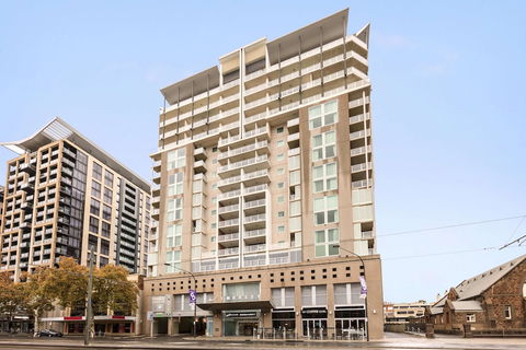 Oaks Adelaide Embassy Suites - Perths Hotel 0