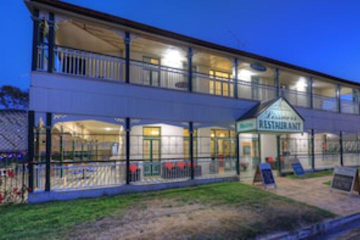 Dotswood QLD Perths Hotel