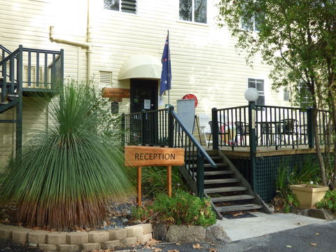 Tenterfield Lodge And Caravan Park - Perths Hotel 1