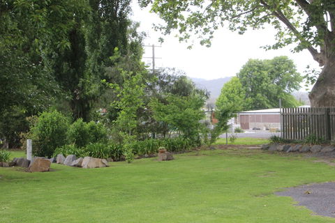 Tenterfield Lodge And Caravan Park - Perths Hotel 2