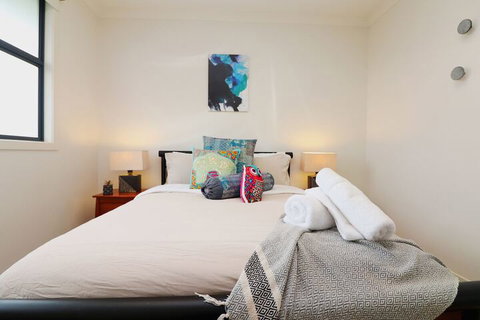 Ocean Whispers Cowes - Rejuvenate Stays - Perths Hotel 7