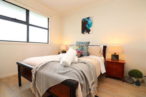 Ocean Whispers Cowes - Rejuvenate Stays - Perths Hotel 1