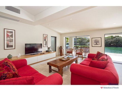 19 Witta Circle - Perths Hotel 3