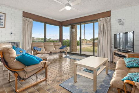 Sun & Surf Aldinga Beach Apartment - Perths Hotel 5