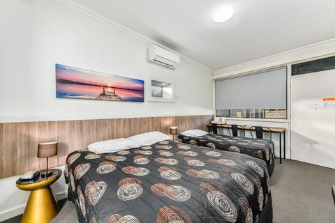 Rest Motels Naracoorte - Perths Hotel 1