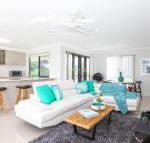 Beach Breeze Holiday House - Perths Hotel