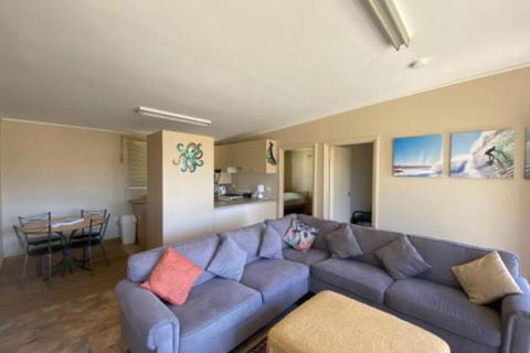 Surf Beach Sanctuary - Perths Hotel 2