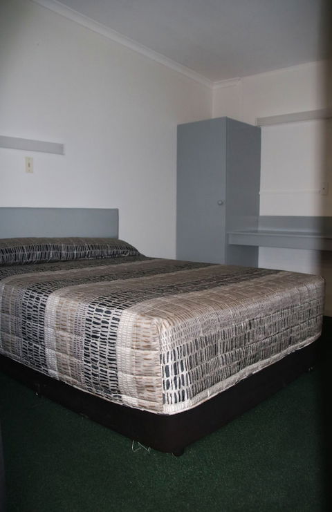Bourbong Street Motel - Perths Hotel 1