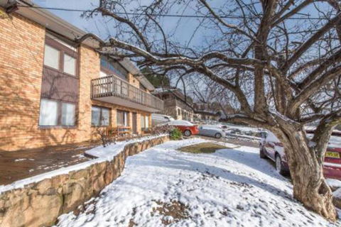 Alpine Apartment Great Location With Views Of Lake Jindabyne - Perths Hotel 4