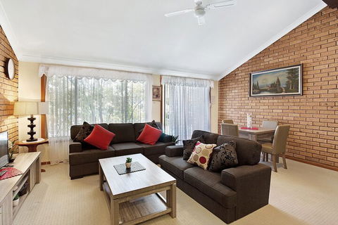 Macadamia Court, 2/8 Government Road - Perths Hotel 2