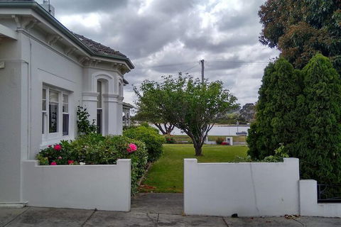 Riverbank Villa Devonport - Perths Hotel 2