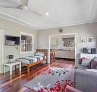 Government Road 102 - Perths Hotel