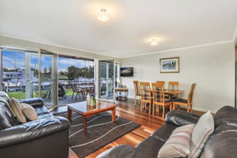 JOHANSSONS PERCH No. 1 - Perths Hotel 0