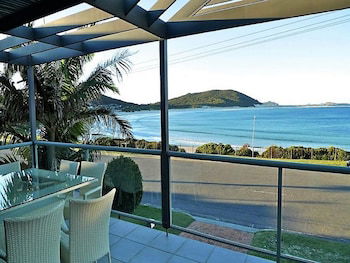 On The Beach At Fingal Bay - Perths Hotel 0