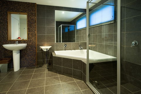 Alofi - Perths Hotel 6