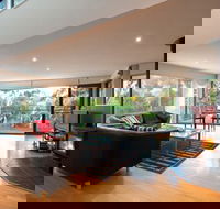 Dee Jays Studio - Perths Hotel
