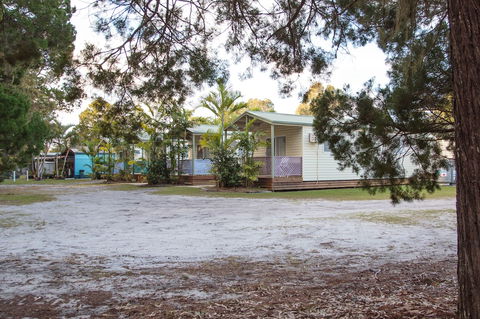 BIG4 Breeze Holiday Park â€“ Rainbow Beach - Perths Hotel 4