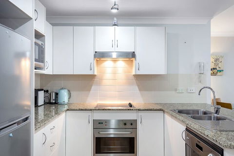 Shoal Bay Beach Apartments, 6/2 Shoal Bay Road - Perths Hotel 2