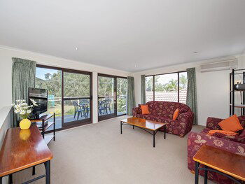 The Breakers 16 Government Road - Perths Hotel 1