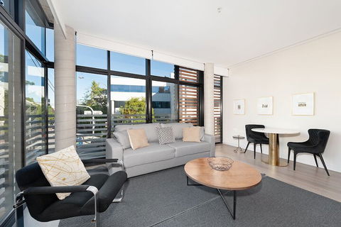 Uber Chic Newtown Designer Pad H392 - Perths Hotel 2