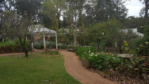 Two Sisters Chalets - Perths Hotel 7