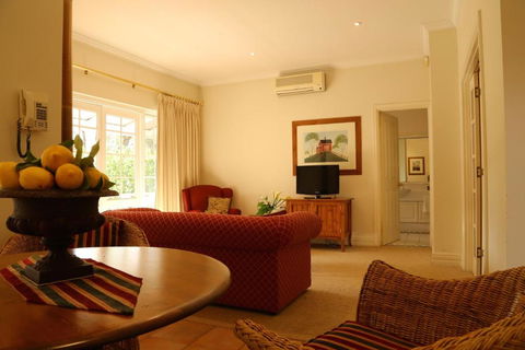 Two Sisters Chalets - Perths Hotel 6