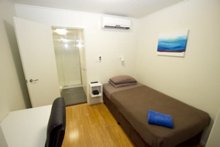 Alligator Creek QLD Perths Hotel
