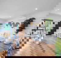 AUJOY 3 Bed Townhouse Burwood 1 - Perths Hotel