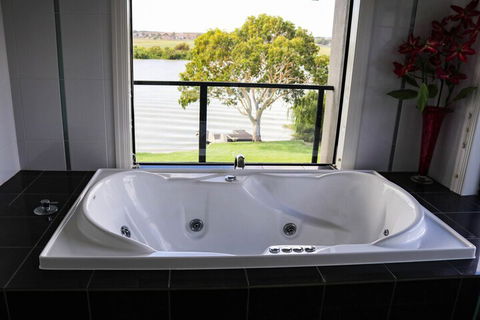 River Devine Murray Bridge - Perths Hotel 3