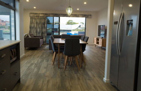 Ulverstone Waterfront Apartments - Perths Hotel 6
