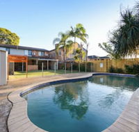 HomeHotel 4 Bedroom  Homeoffice with Nice Pool - Perths Hotel