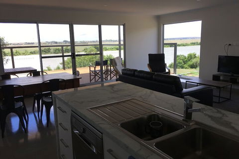Matts River Rest - Perths Hotel 3