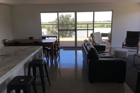 Matts River Rest - Perths Hotel 5