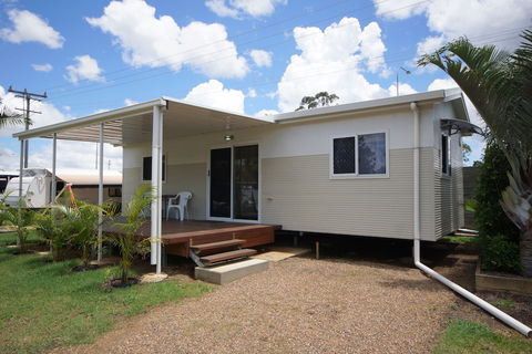 Bundaberg Park Village - Perths Hotel 1