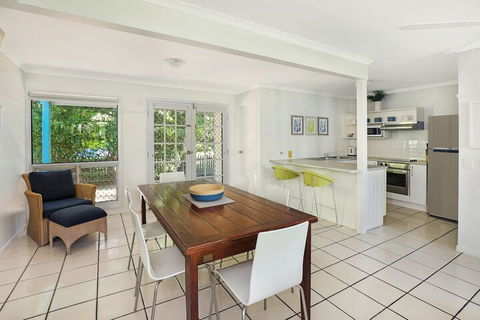 Coral Beach Noosa Resort - Perths Hotel 7