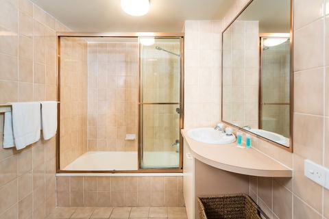 Burleigh Point Holiday Apartments - Perths Hotel 5