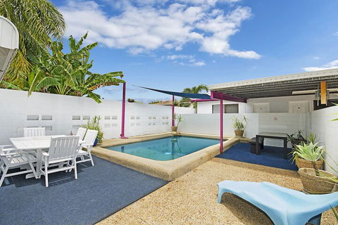 Townsville Holiday Apartments - Perths Hotel 1