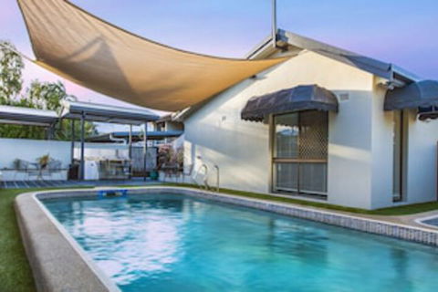Townsville Holiday Apartments - Perths Hotel 0